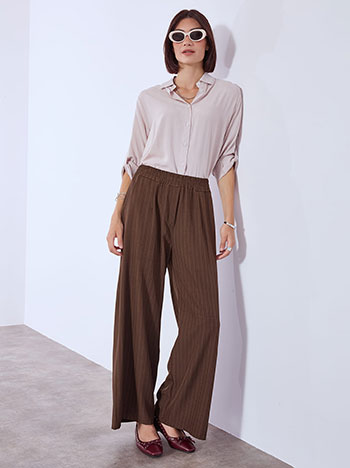 Παντελόνα ριγέ με ελαστική μέση σε καφέ σκούρο