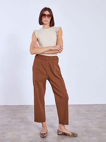 Trousers with decorative button in brown
