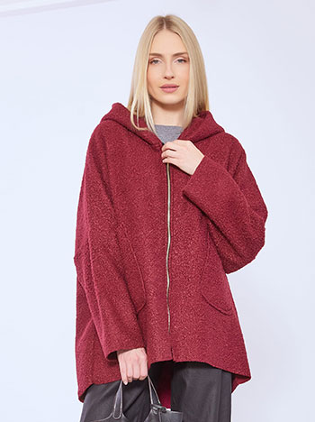 Παλτό μπουκλέ ασύμμετρο με κουκούλα σε μπορντό