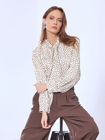 Top with pocka dots satin in light beige