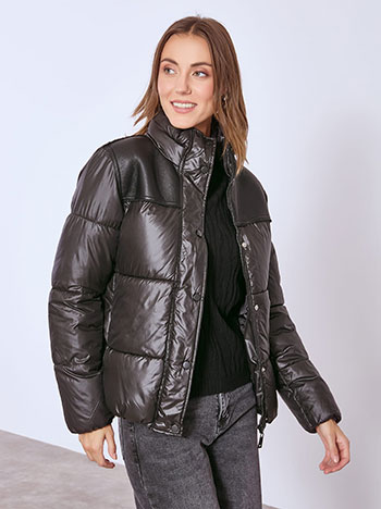 Μπουφάν με λεπτομέρειες δερματίνης σε μαύρο