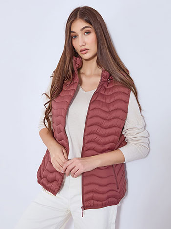 Μπουφάν αμάνικο καπιτονέ σε μπορντό