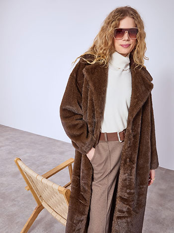 Fur monochrome with pockets in brown