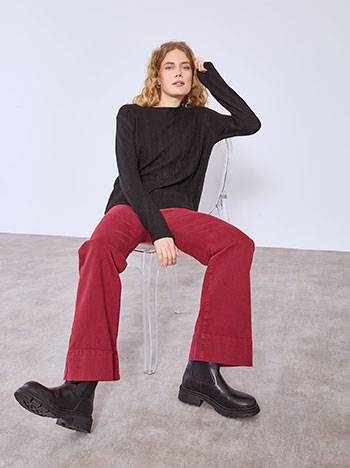 Πουλόβερ με ανάγλυφο ύφασμα σε μαύρο