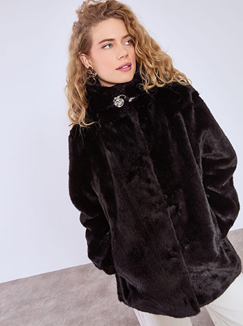 Γούνα με strass κούμπωμα σε μαύρο