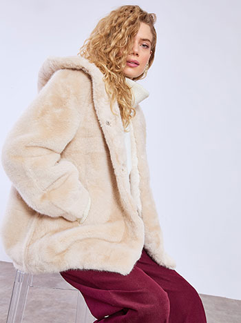 Γούνα με strass κούμπωμα σε μπεζ