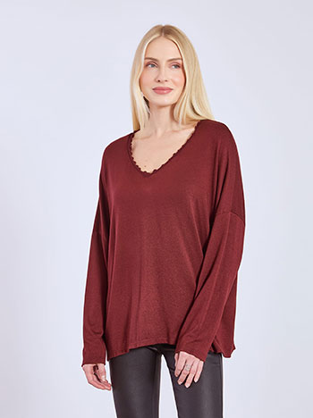 Μπλούζα με βολάν στη λαιμόκοψη σε μπορντό