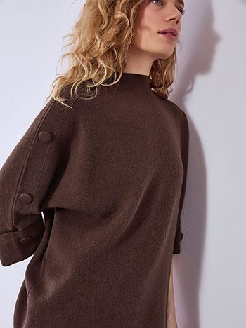 Πουλόβερ με διακοσμητικά κουμπιά σε καφέ σκούρο