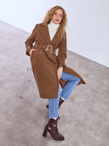 Παλτό με αγκράφα στο μανίκι σε καφέ