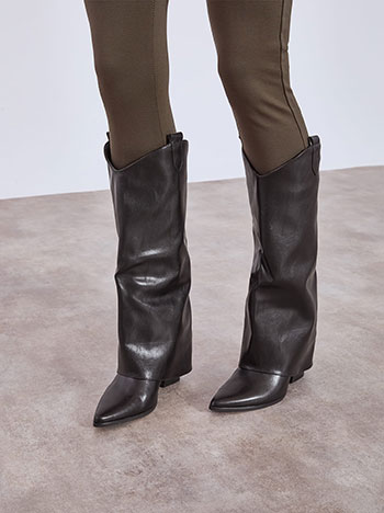 Μπότες με μυτερή μύτη σε μαύρο