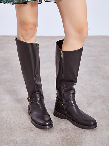 Μπότες με λεπτομέρεια αγκράφα σε μαύρο