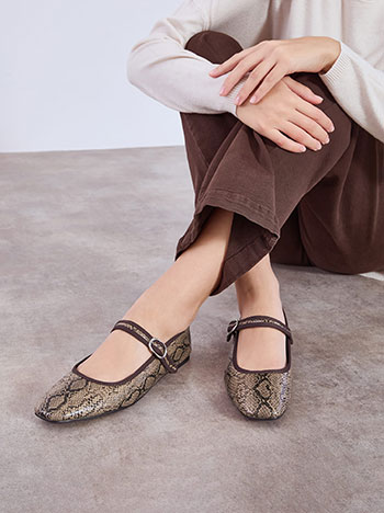 Shoes with adjustable fastening in brown