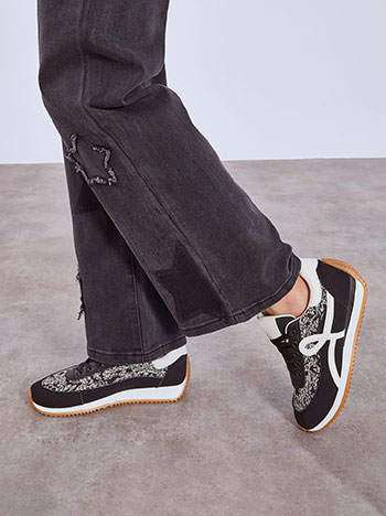 Αθλητικά παπούτσια με κεντητά λουλούδια σε μαύρο