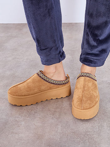 Shoes with printed detail in camel