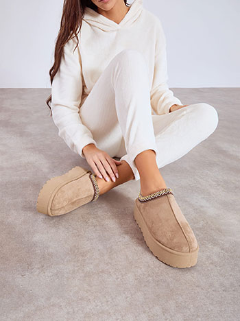 Παπούτσια με εμπριμέ λεπτομέρεια σε καφέ ανοιχτό