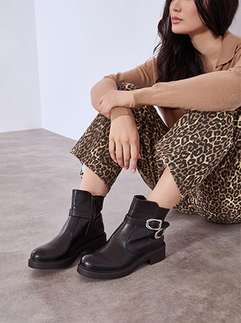 Μποτάκια δερματίνης με αγκράφες σε μαύρο