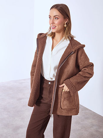 Παλτό με μπουκλέ εσωτερικό σε καφέ