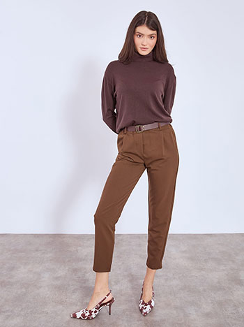 Trousers with pleats and rolled up hemline in brown