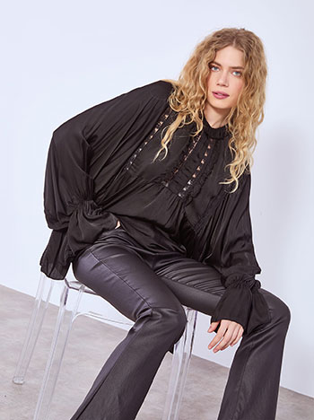 Μπλούζα με βολάν και δαντέλα σε μαύρο