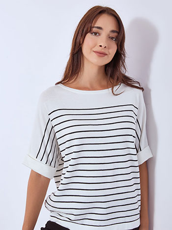 Πουλόβερ με ρίγες σε λευκό