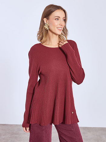 Top rib with a flared hemline in wine red