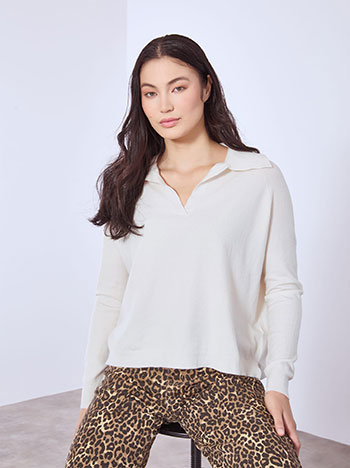 Top with point collar in light beige