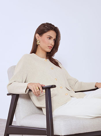 Ζακέτα με μεταλλικά κουμπιά σε μπεζ