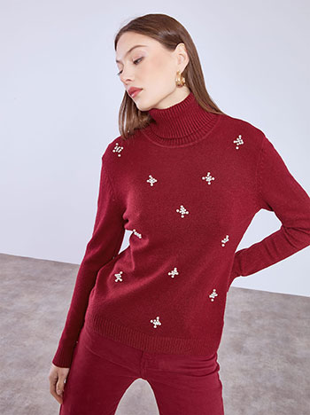 Turtleneck with strass and pearls in wine red