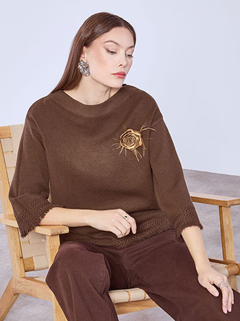 Πουλόβερ με αποσπώμενη καρφίτσα σε καφέ