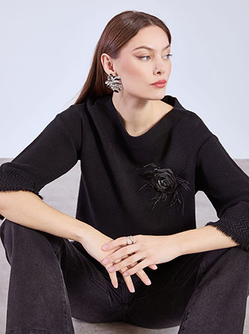 Πουλόβερ με αποσπώμενη καρφίτσα σε μαύρο