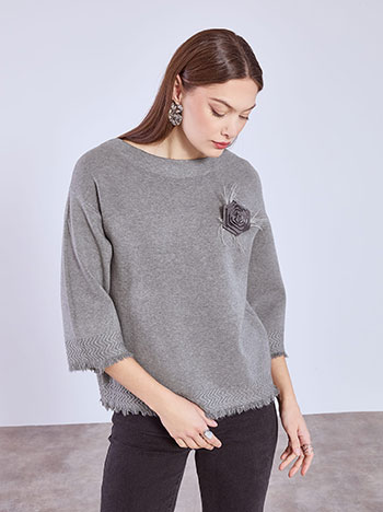 Πουλόβερ με αποσπώμενη καρφίτσα σε γκρι