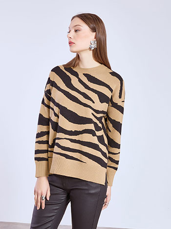 Sweater in animal print in camel