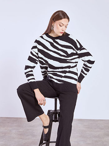Sweater in animal print in white