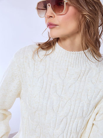 Πουλόβερ μεταλλιζέ με ανάγλυφα σχέδια σε μπεζ ανοιχτό