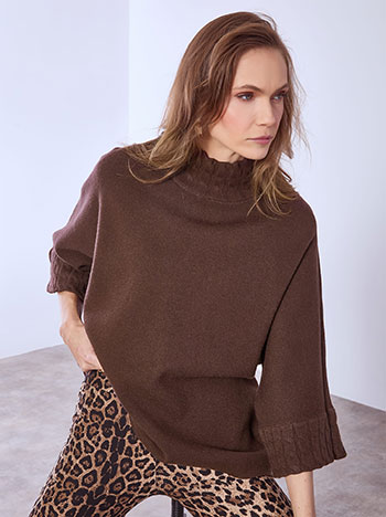 Πουλόβερ με ανάγλυφη λαιμόκοψη σε καφέ