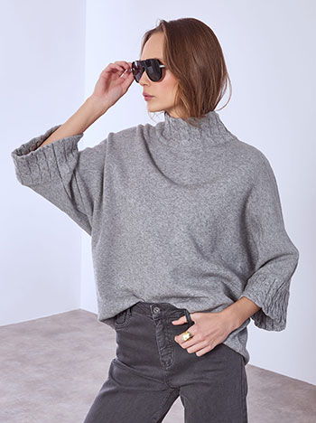 Πουλόβερ με ανάγλυφη λαιμόκοψη σε γκρι