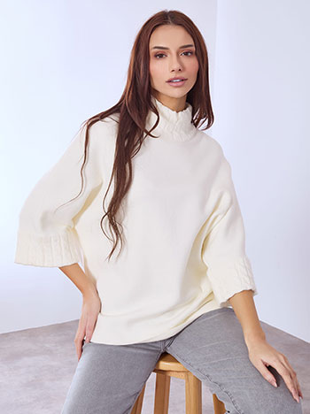 Πουλόβερ με ανάγλυφη λαιμόκοψη σε εκρού