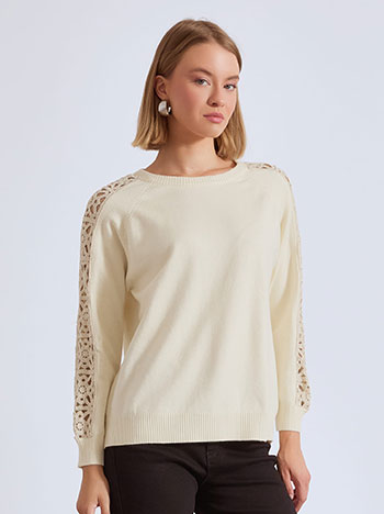 Sweater with crochet details in light beige