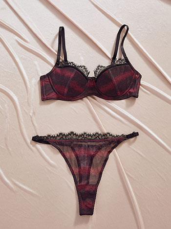 Lingerie set with laced details in wine red