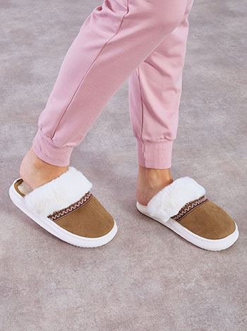 Παντόφλες με σουέντ όψη και γούνα σε καφέ