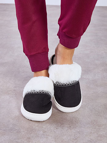 Παντόφλες με σουέντ όψη και γούνα σε μαύρο