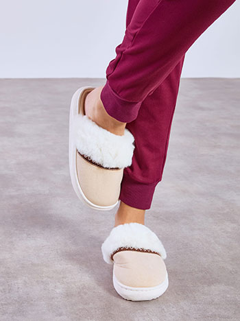 Παντόφλες με σουέντ όψη και γούνα σε μπεζ