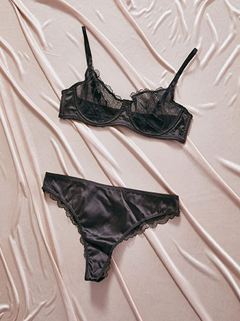 Σετ εσωρούχων με ημιδιάφανες λεπτομέρειες σε μαύρο