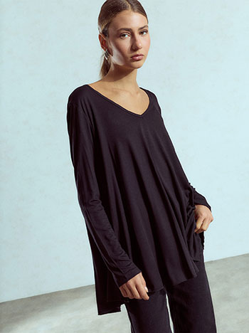 V neck top in black