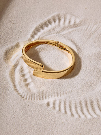 Cuff bracelet in gold