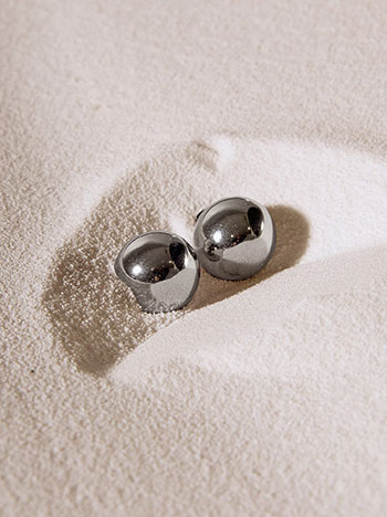 Stainless steel stud earrings in silver