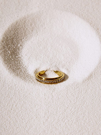 Band ring with rhinestones in gold