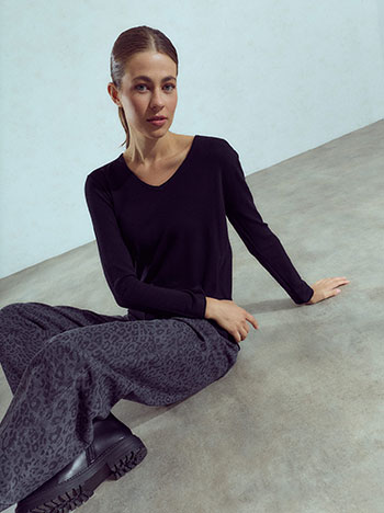 Sweater with viscose in black