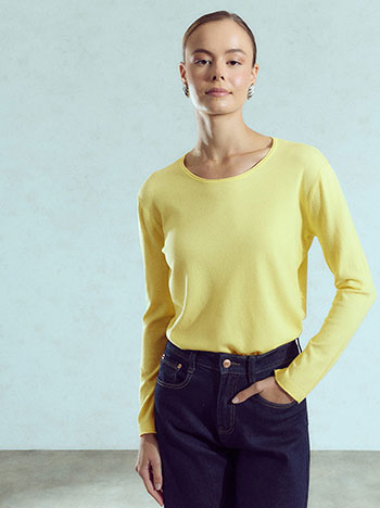 Sweater with raw hem in light yellow