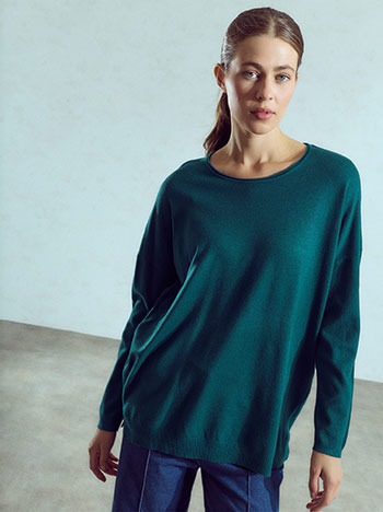 Sweater with raw hem in teal